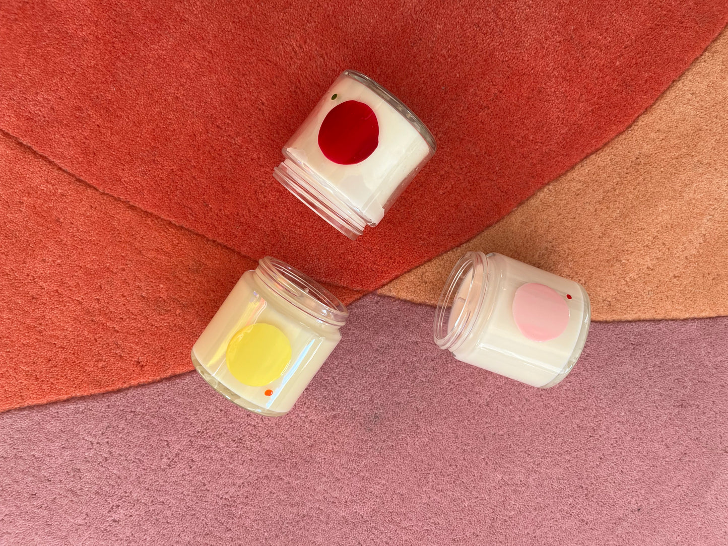 Upptäck en trio av hantverksmässigt tillverkade sojavaxljus i vackert handmålade glasbehållare, var och en försedd med ett lock som bevarar deras fängslande dofter. Setet innehåller en rad härliga doftkombinationer – från festlig champagne och ros, till mjuk vanilj och apelsin, uppfriskande körsbär och basilika, frisk grapefrukt och timjan, lugnande lavendel och citron samt den stimulerande blandningen av yuzu och ingefära. Varje ljus sprider inte bara ett varmt och inbjudande sken i rummet, utan fyller det